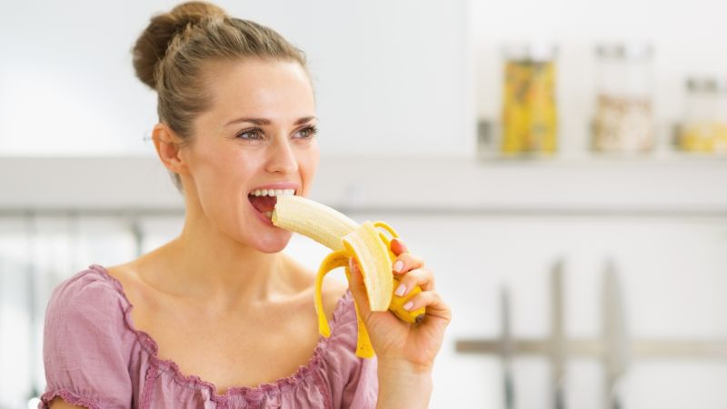 バナナを食べる女性